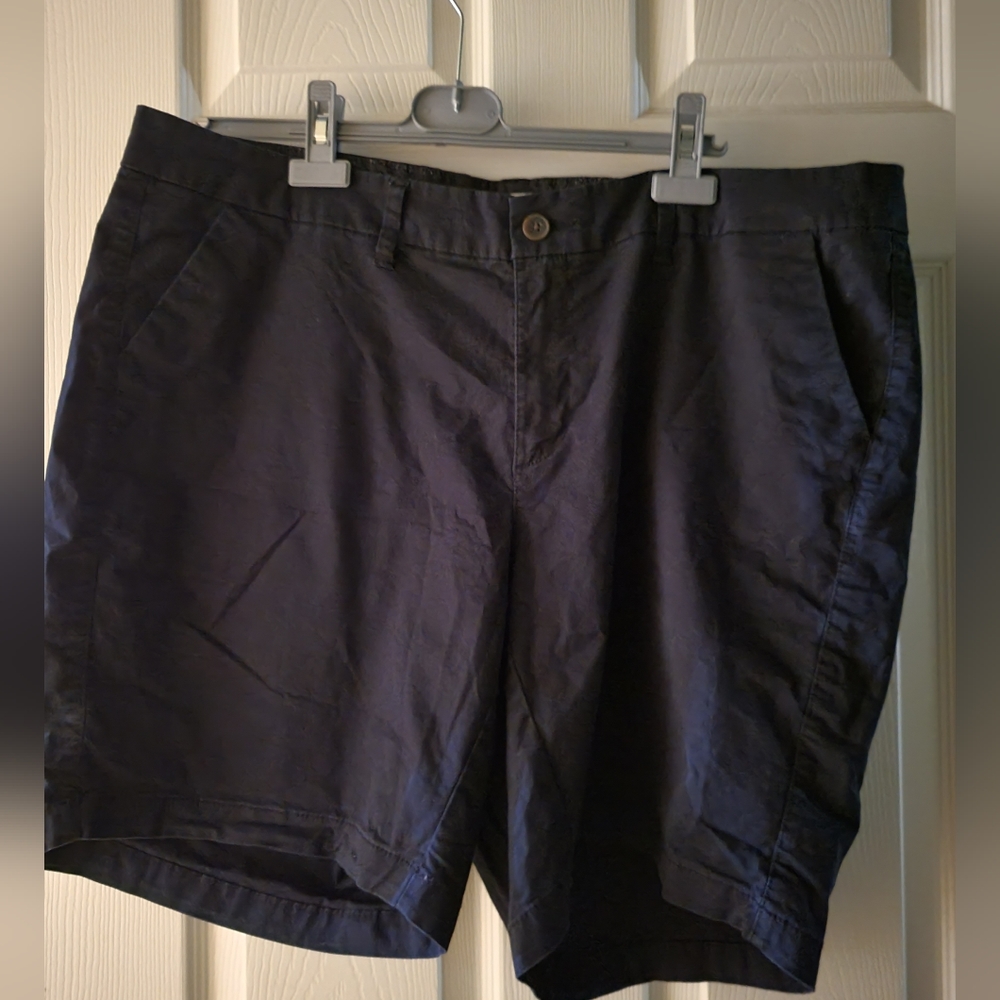 Old Navy women's Black khaki walking chino style shorts 9" inseam plus size 18